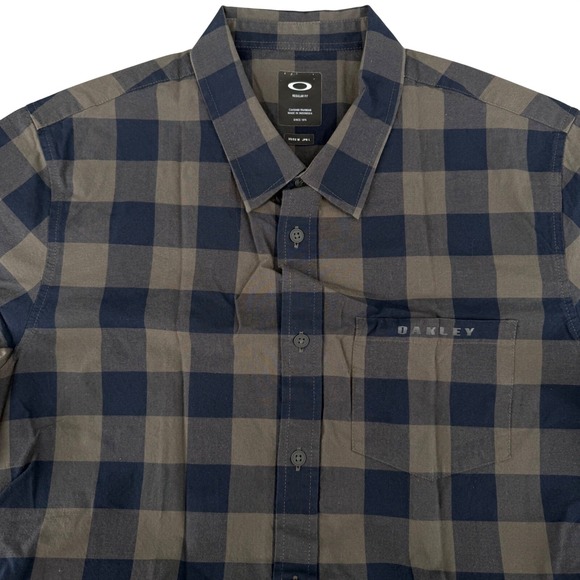 Oakley Other - Oakley Mens Short Sleeve Button Up Shirt Regular Fit Plaid Navy Green Size M